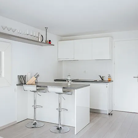 Cozy, Modern & Sunny In Apartment