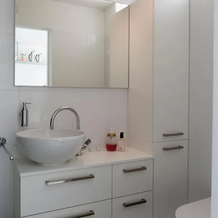Cozy, Modern & Sunny In